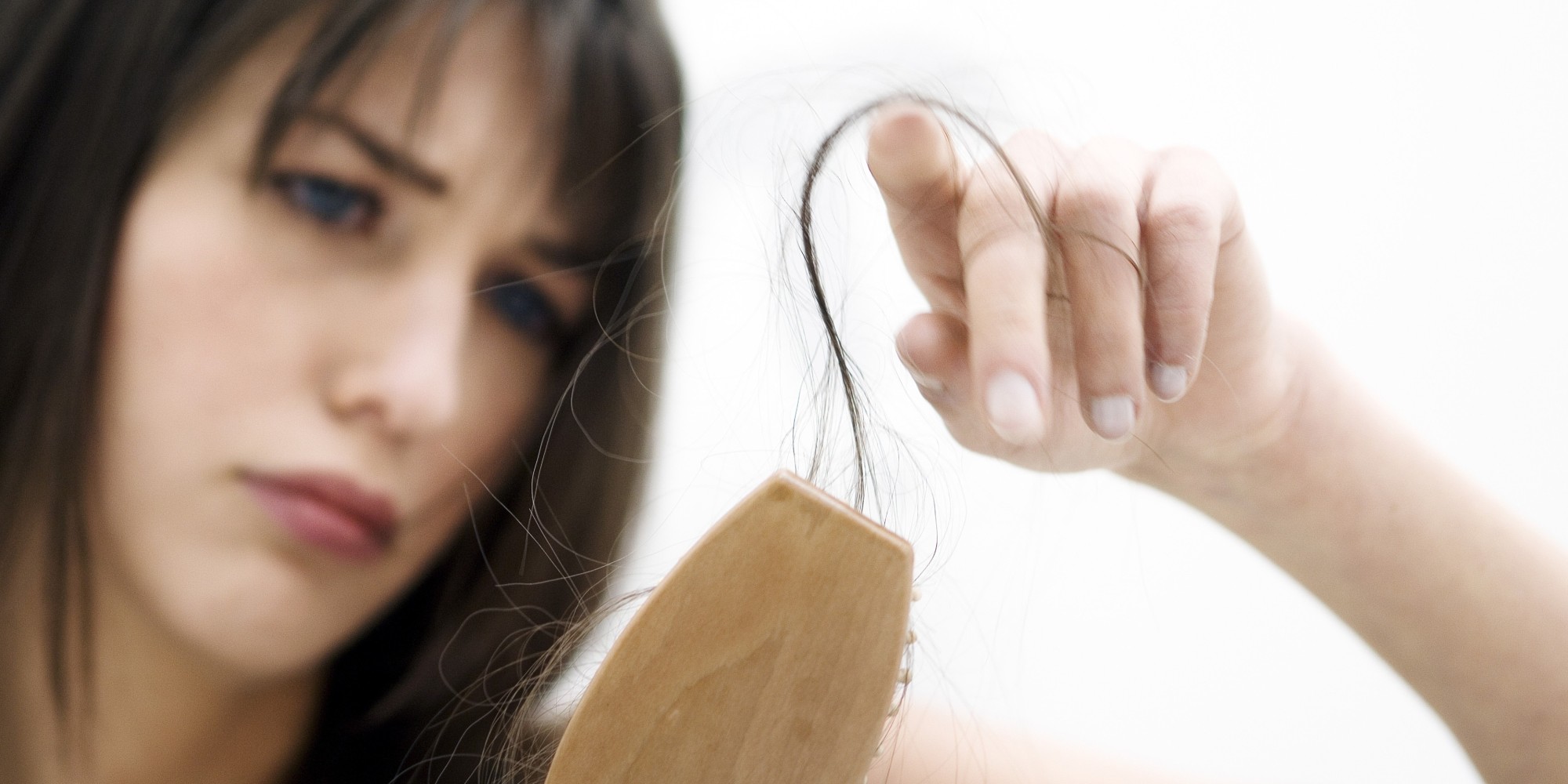 سبب تساقط الشعر من الجذور عند النساء وأمراض شائعة تسببه