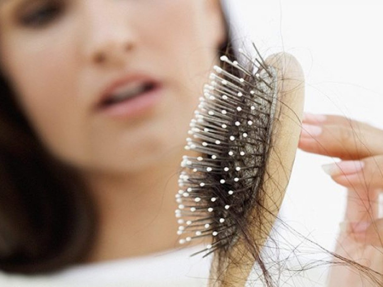 علاج تساقط الشعر للنساء بإجراءات وقائية ووصفات وأغذية رائعة