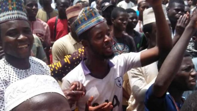 الحكم بإعدام النيجيري يحيى شريف 22 سنة بتهمة الإساءة للنبي محمد ومتظاهرون غاضبون يحرقون منزله 6
