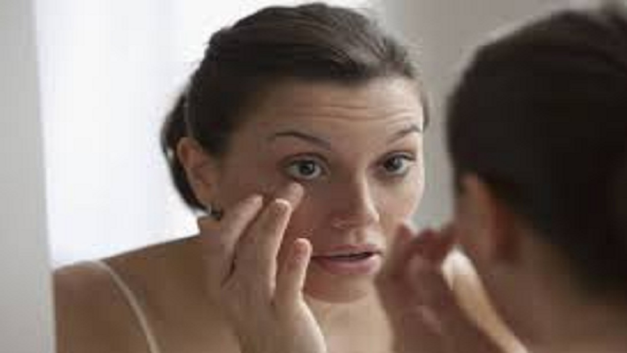 علاج سريع ورخيص للتخلص من العيون المنتفخة والهالات السوداء