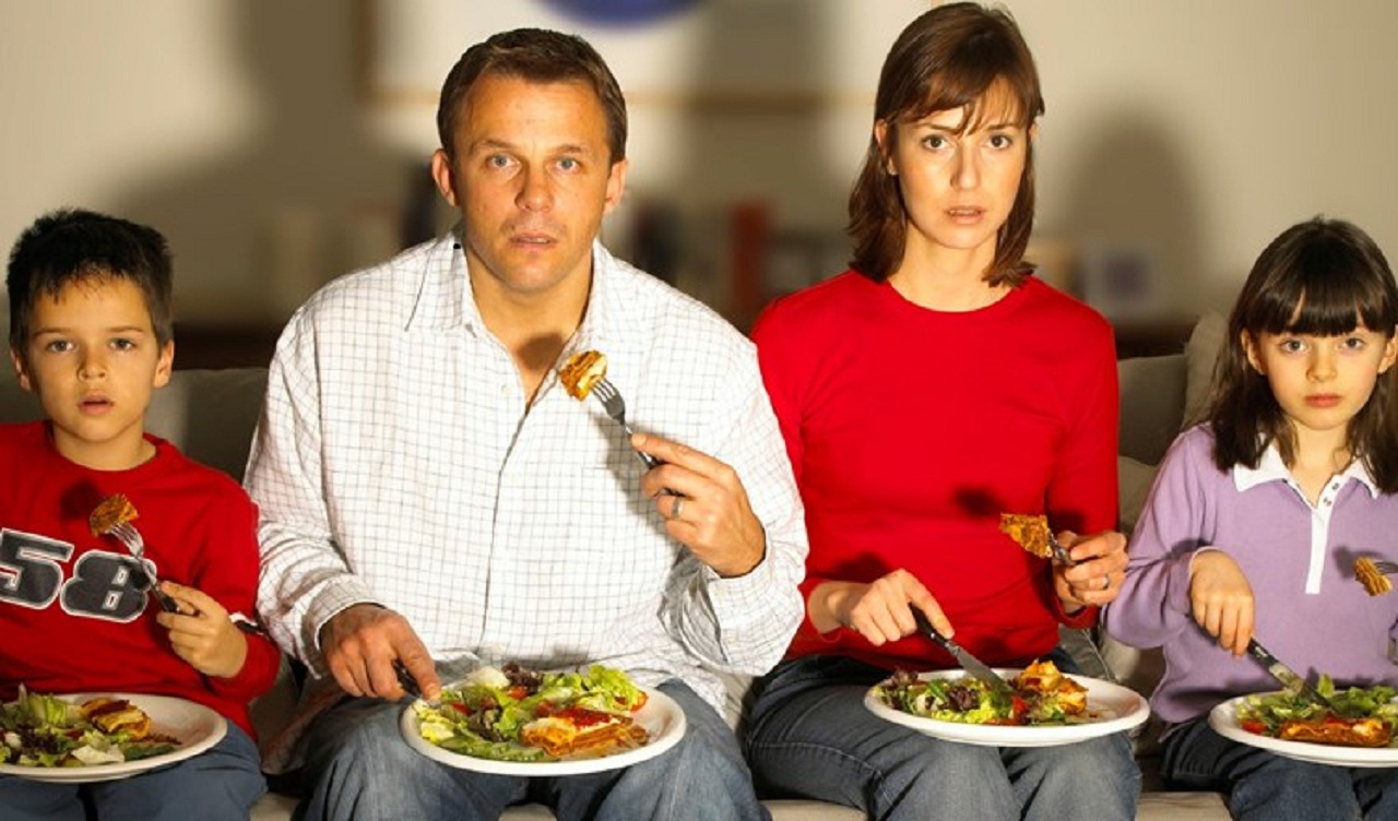 دراسة جديدة تُحذر من تناول الطعام بعد السادسة مساءً وتكشف التفاصيل