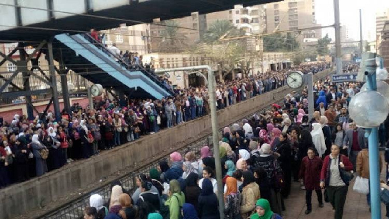 بعد التعطل.. زحام الركاب على أرصفة محطات مترو الأنفاق بالخط الثاني المنيب شبرا