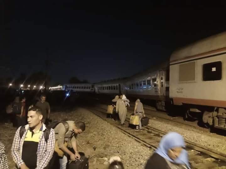 "بالصور" خروج عربيتين من قطار ركاب طنطا عن القضبان منذ قليل والدفع بالآلات والمعدات اللازمة وبيان من وزارة النقل 7