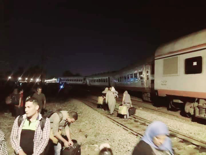 "بالصور" خروج عربيتين من قطار ركاب طنطا عن القضبان منذ قليل والدفع بالآلات والمعدات اللازمة وبيان من وزارة النقل 11