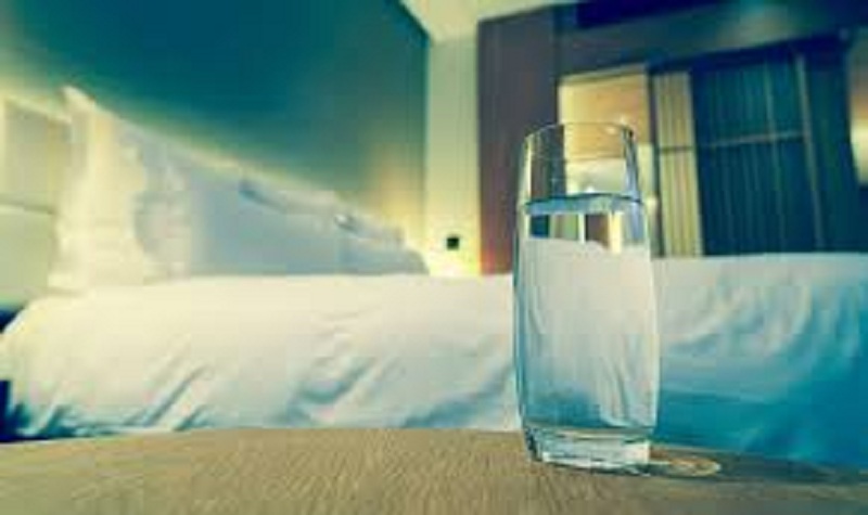 موقع أمريكي يُحذر من ترك كوب الماء بالقرب من سرير النوم ويكشف الأسباب