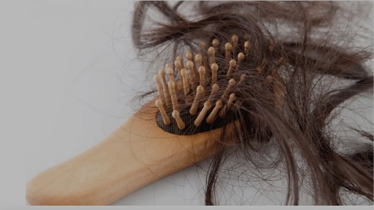 4 نصائح ذهبية لعلاج تساقط الشعر في الشتاء