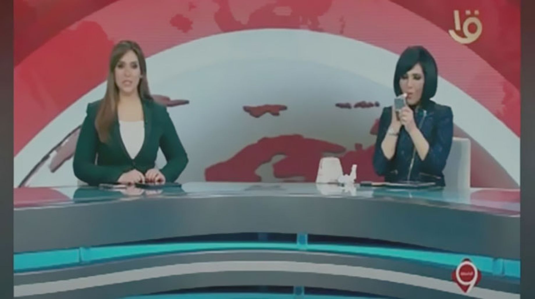 بالفيديو.. مذيعة القناه الأولى تضع روج على الهواء أثناء نشرة التاسعة وأول قرار ضدها وفريق العمل