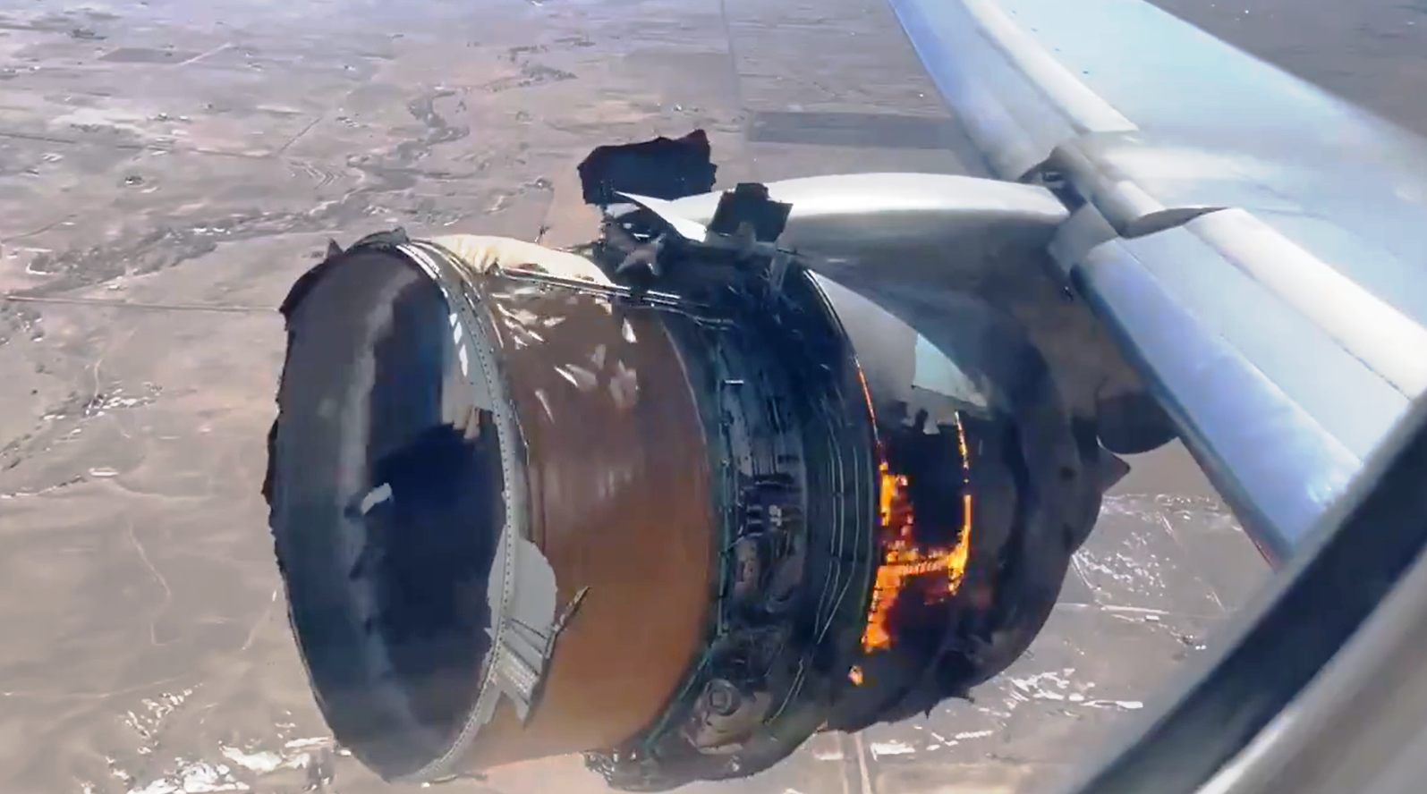 بعد حادث تعطل محرك طائرة بوينج 777.. طيار سعودي يوضح كيف يتصرف الطيار في هذة الحالة؟