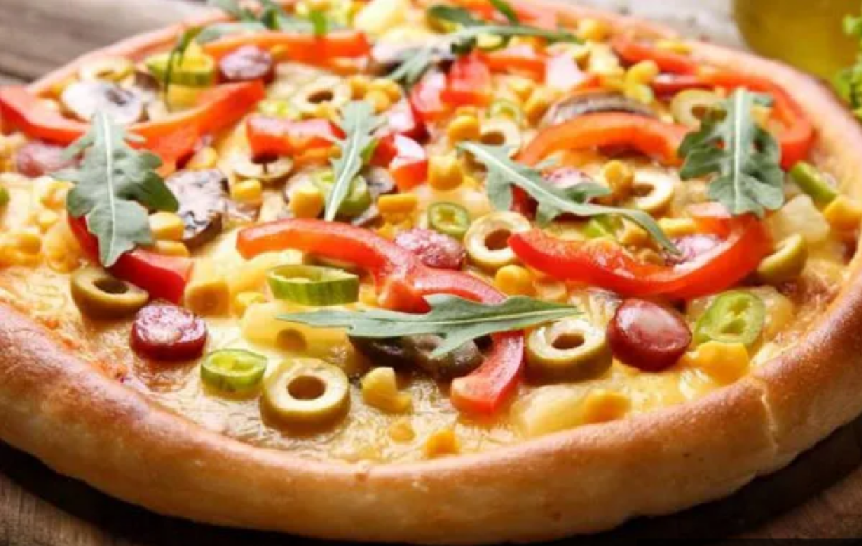 طريقة عمل البيتزا السوسيس خطوة بخطوة
