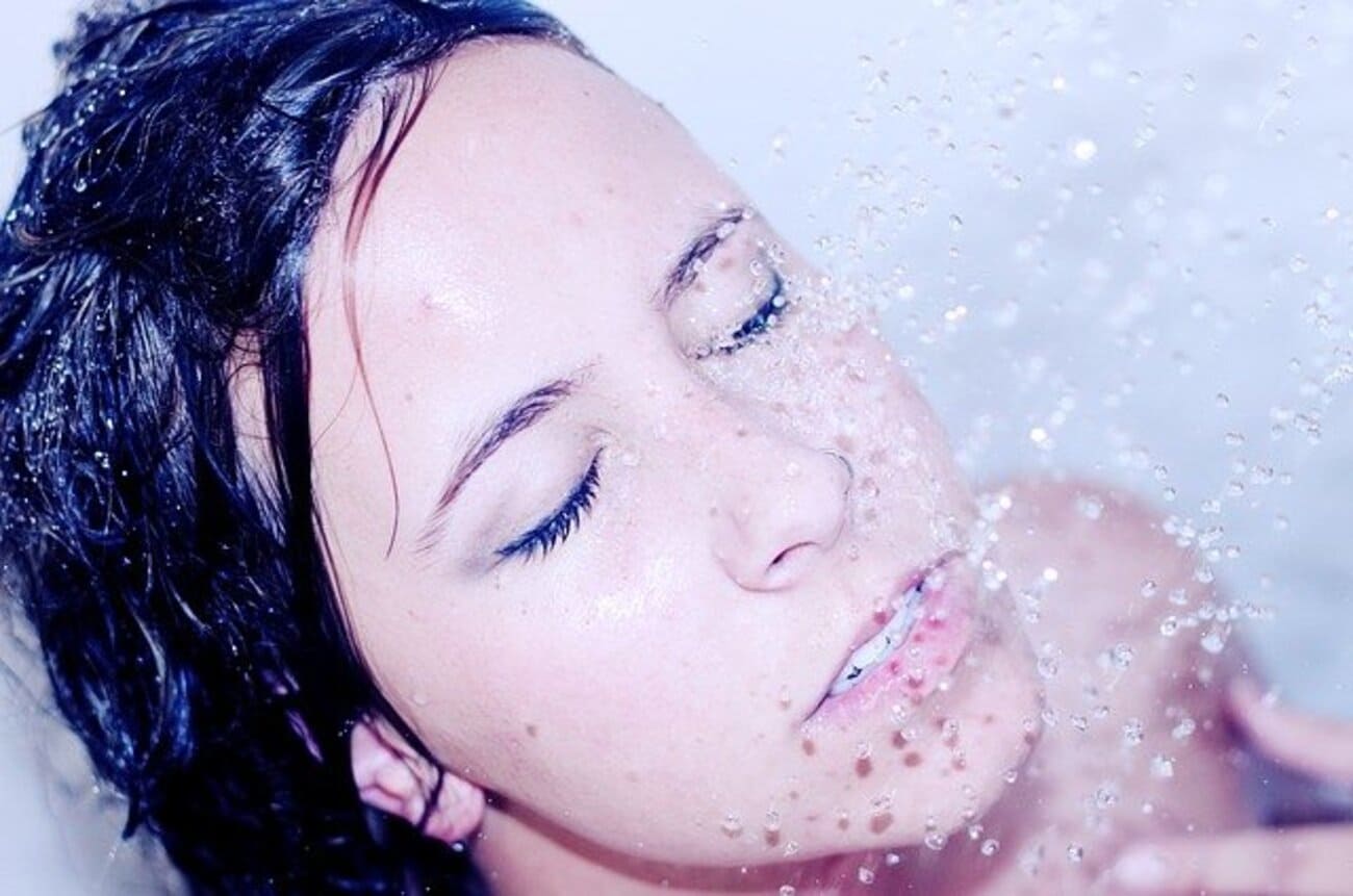 فوائد الإستحمام بالماء البارد شتاء وصيفا وطريقة جعل الأمر سهلا