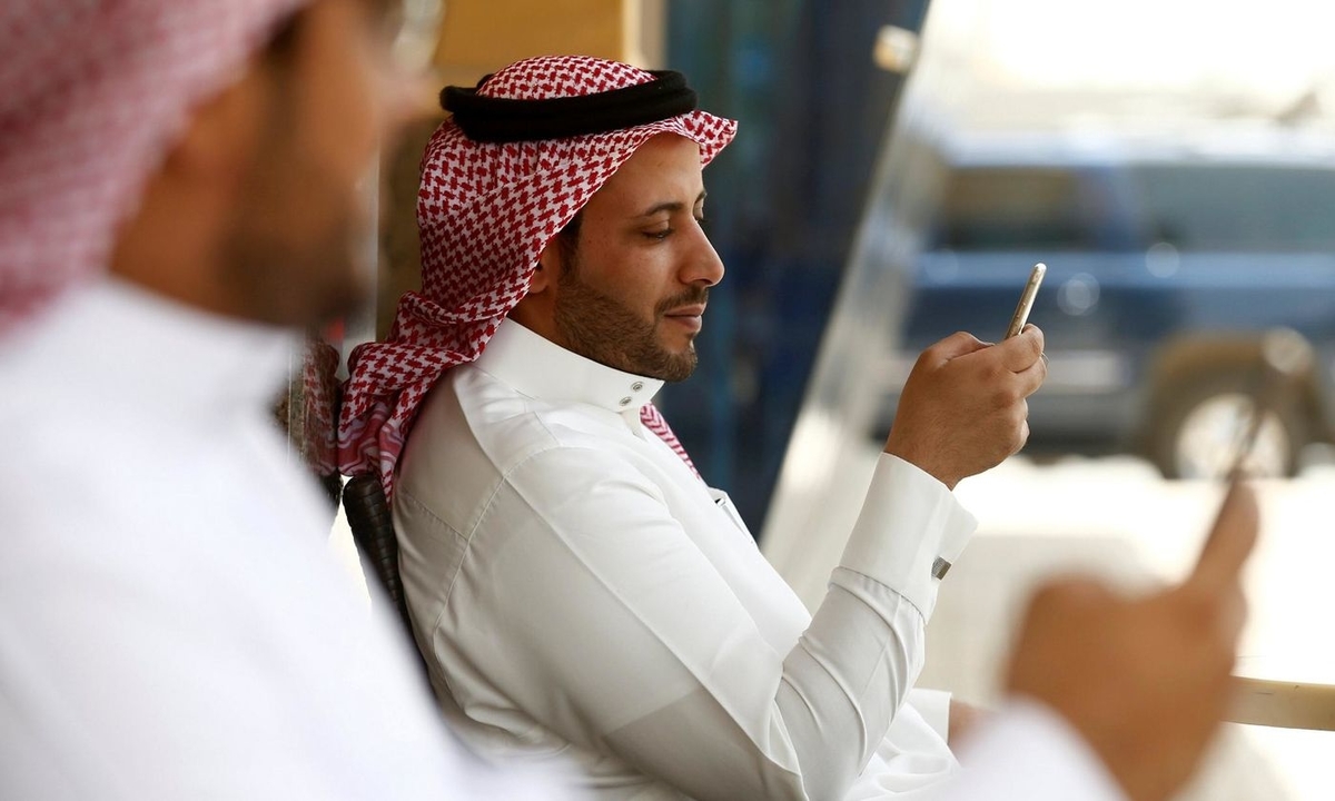 طبيب نفسي سعودي يوضح أسباب ارتفاع معدلات إدمان الهواتف الذكية في المملكة