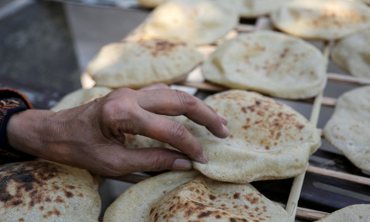 شبح الحرب في أوكرانيا ومصير الخبز في العالم العربي