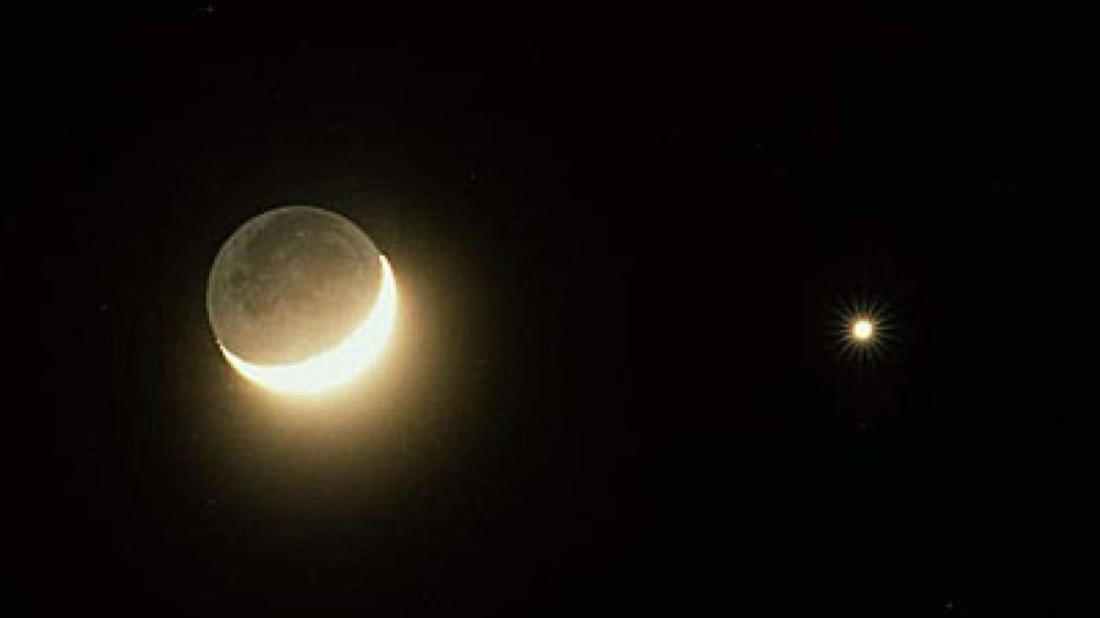 القمر مع النجم بولوكس