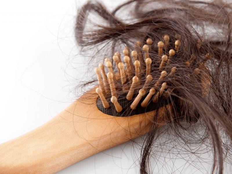 تجنبي هذه الأخطاء لمنع تساقط الشعر خلال فصل الصيف