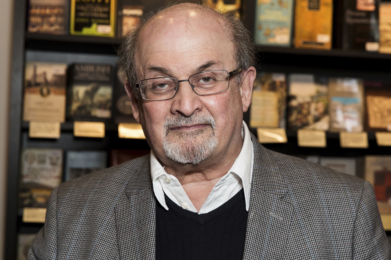طعن سلمان رشدي صاحب كتاب آيات شيطانية خلال محاضرة في نيويورك – صور –