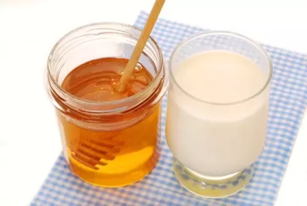 Молоко мед и масло пить. Молоко и мед. Тёплое молоко с мёдом. Стакан молока с медом. Молоко с мёдом и маслом.