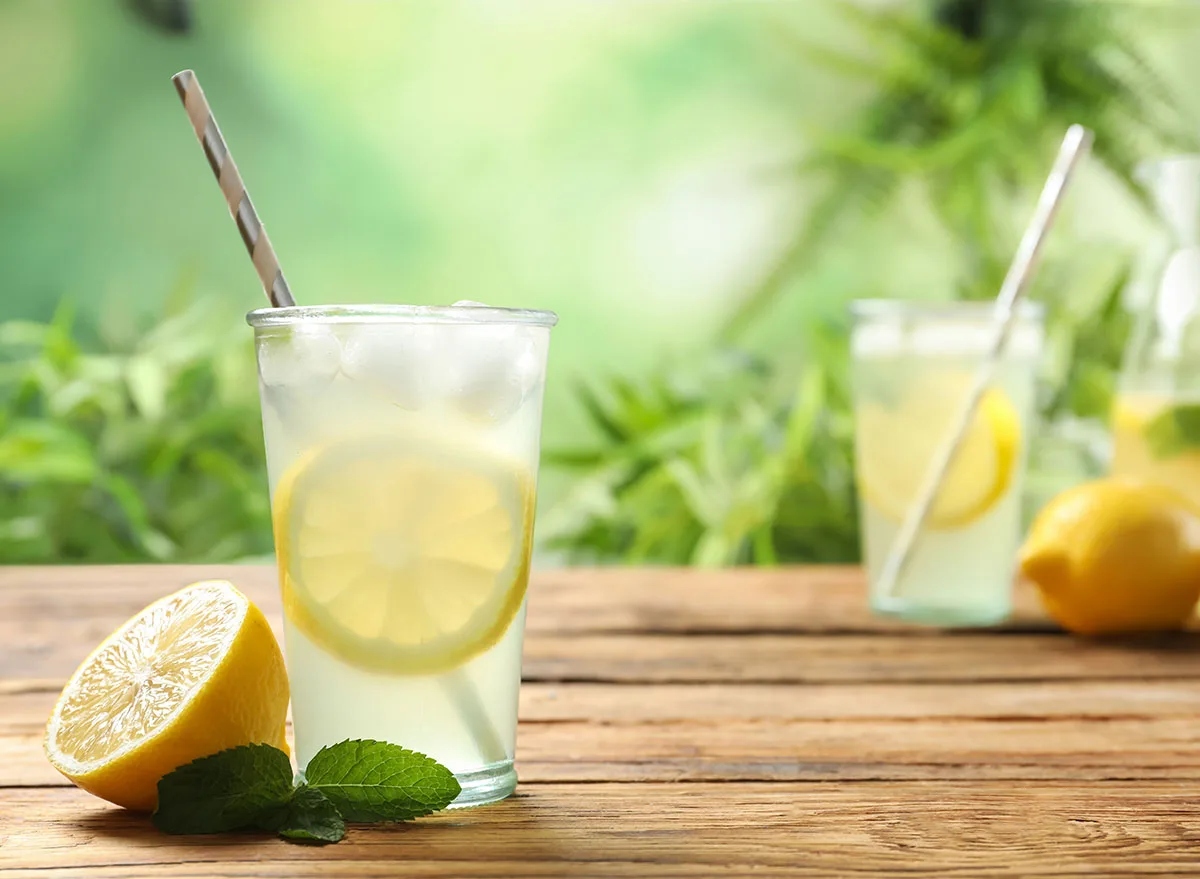 العسل وماء الليمون.. 7 فوائد واستخدامات ستدهشك