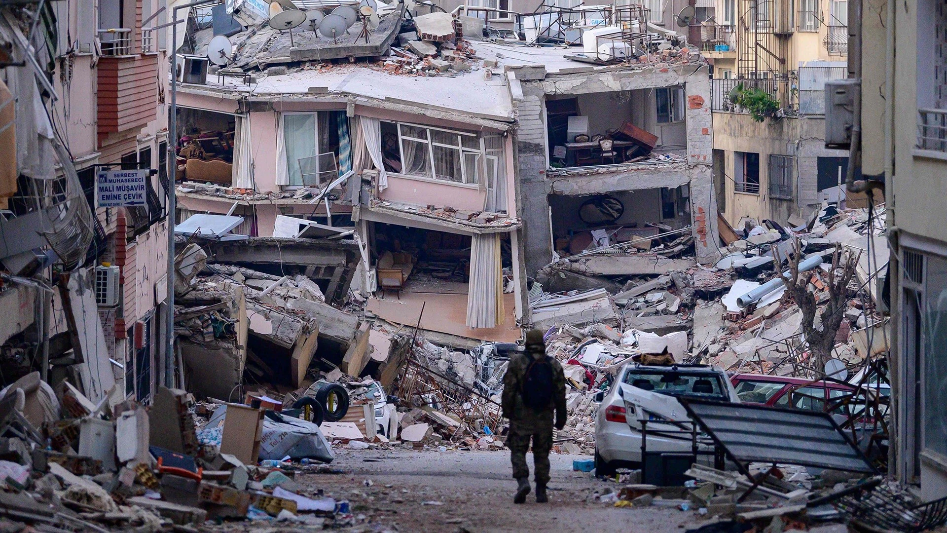 تركيا تعلن عن اعتقال 130 مقاول بناء بسبب غش مواد البناء مما تسبب في انهيار آلاف المنازل في الزلزال
