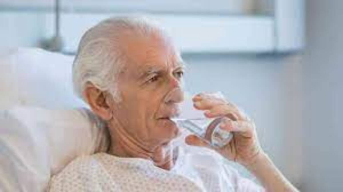 هل يعاني كبار السن من جفاف الفم فما هي المسببات وطرق العلاج