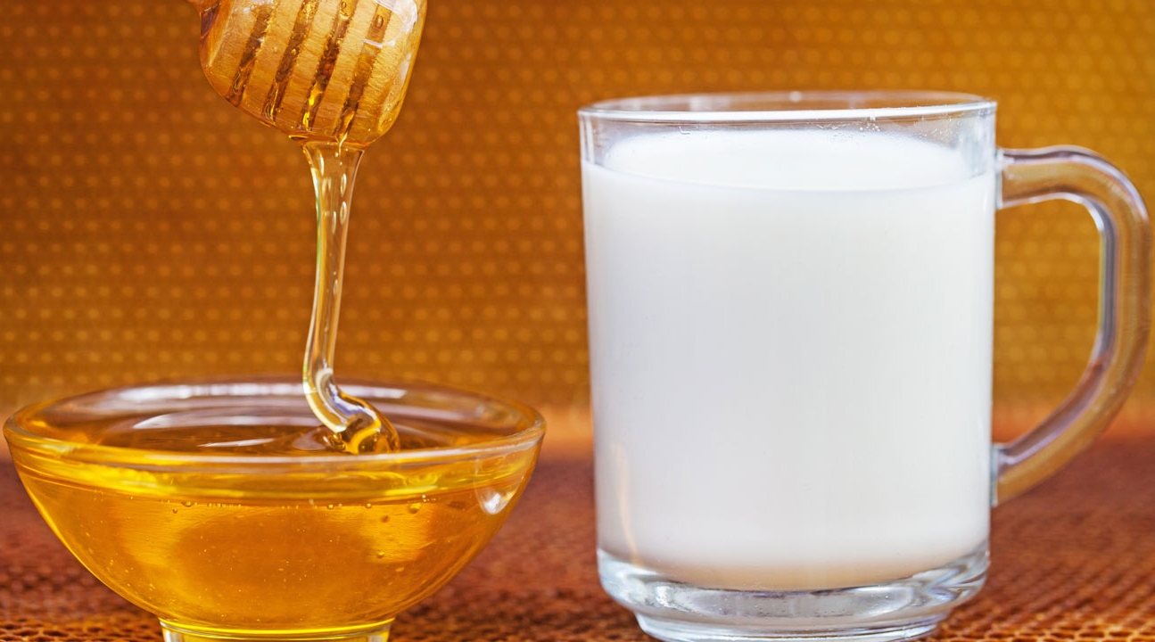 فوائد الحليب والعسل.. مزيج ذو خصائص سحرية ومفيد للبشرة والمزيد