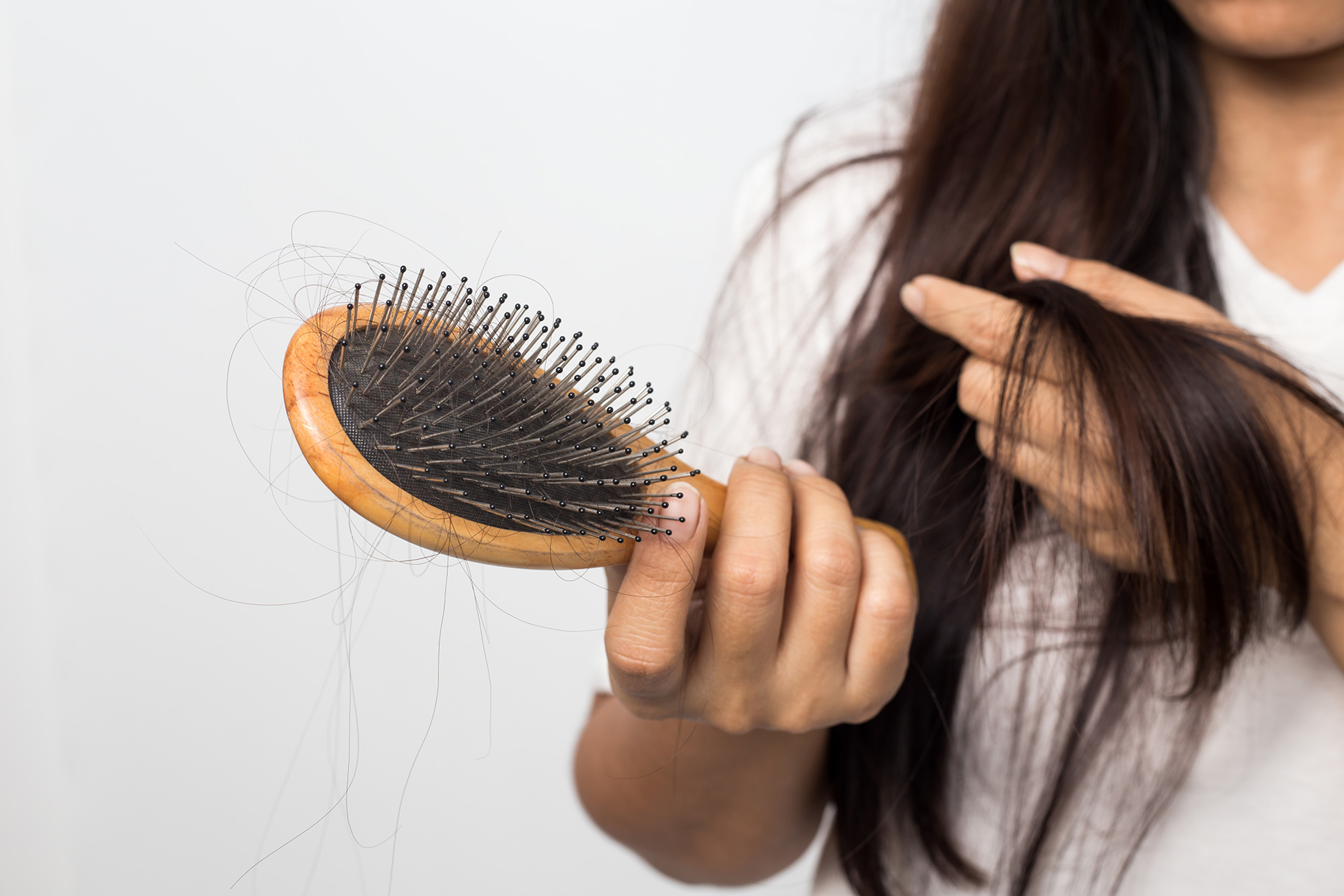 هل تعانين من تساقط الشعر؟ إليكي 5 طرق لإعادة نمو الشعر بشكل طبيعي خلال 3 أسابيع
