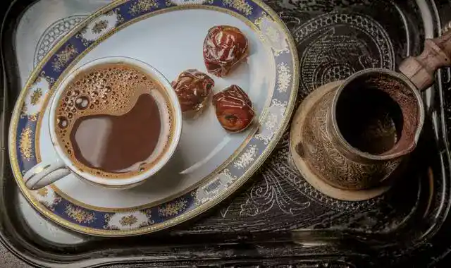 فوائد القهوة العربية مع التمر | كنز من الفوائد ومذاق مميز | تعرف على الكمية المناسبة والوقت الأفضل لتناولها
