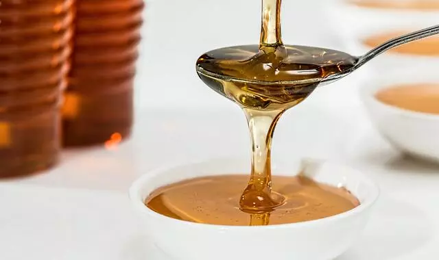 فوائد حبة البركة مع العسل | وما الأمراض التي تعالجها الحبة السوداء مع العسل والكمية والوقت المناسب لتناولها