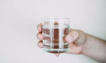 فوائد شرب الماء للجسم | تأثير شرب الماء على الكلى والأعصاب والهضم