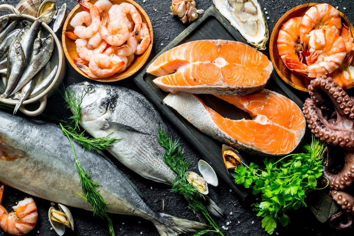 السلمون والأسماك الزيتية الأخرى أطعمة لتخفيف أعراض الحساسية الموسمية