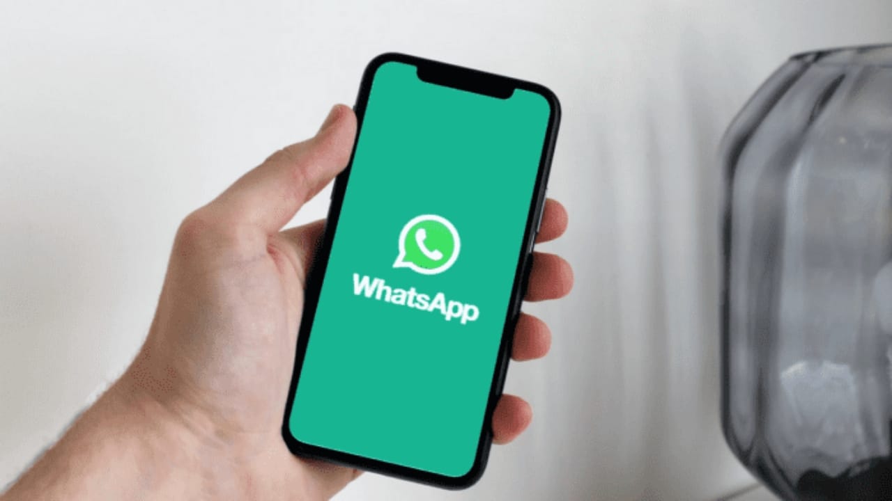 كيفية عمل نسخة احتياطية لجميع بيانات WhatsApp على Android و iPhone