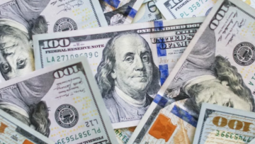 تراجع سيطرة الدولار.. هل تفقد العملة الأمريكية مكانتها في العالم؟