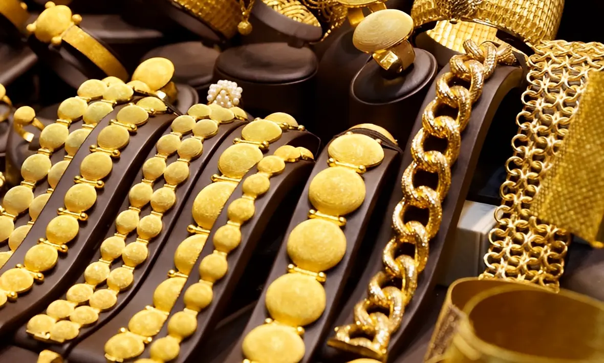 الذهب يتراجع 40 جنيها اليوم في مصر.. هل يتجه السوق للاستقرار أم للتذبذب؟