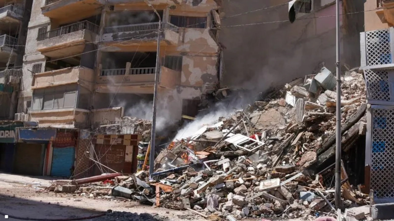 عاجل: انهيار عقار ميامي بالاسكندرية مكون من 14 طابق وعدد من القاطنين تحت الأنقاض 7