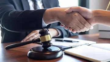 أهمية توظيف محامٍ متخصص للحصول على استشارات قانونية