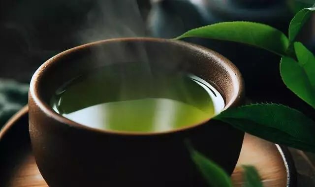 اكتشف سحر الشاي الأخضر على الريق : فوائد مدهشة للصحة والجمال