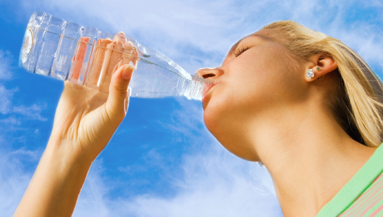 هل شرب الماء في الطقس الحار أكثر من المعتاد مفيدًا؟ وما هي الكمية التي يجب شربها؟