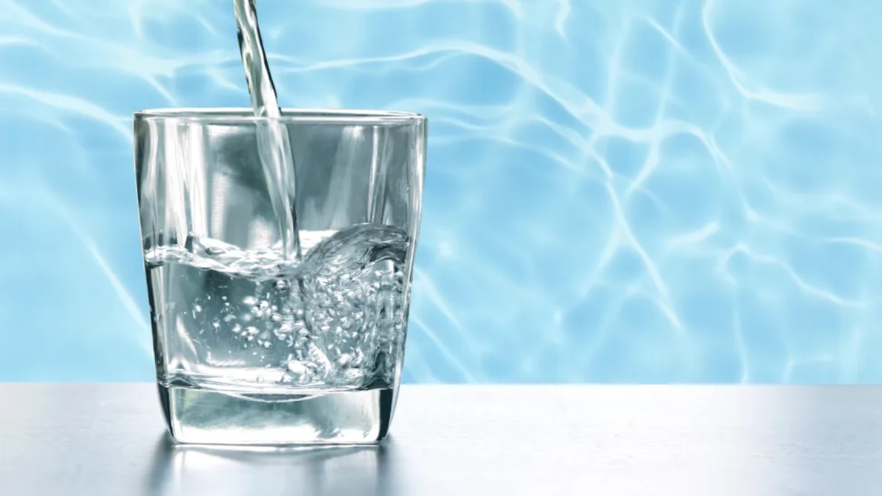 هل شرب الماء في الطقس الحار أكثر من المعتاد مفيدًا؟ وما هي الكمية التي يجب شربها؟