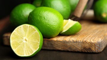 الليمون الأخضر ودوره الفعال في حرق الدهون وأهم أثاره الجانبية المحتملة