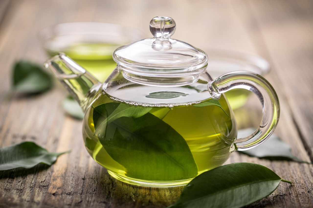 رغم فوائده المثبتة علميًا.. الإفراط بتناول الشاي الأخضر يسبب هذه الآثار الجانبية