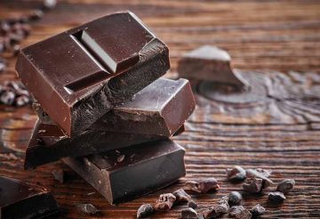 فوائد سحرية.. ماذا يحدث لجسمك عند تناول الشوكولاتة الداكنة يوميًا؟