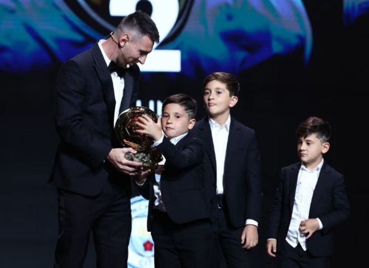 ليونيل ميسي للمرة الثامنة يفوز بجائزة الكرة الذهبية لأفضل لاعب في العالم