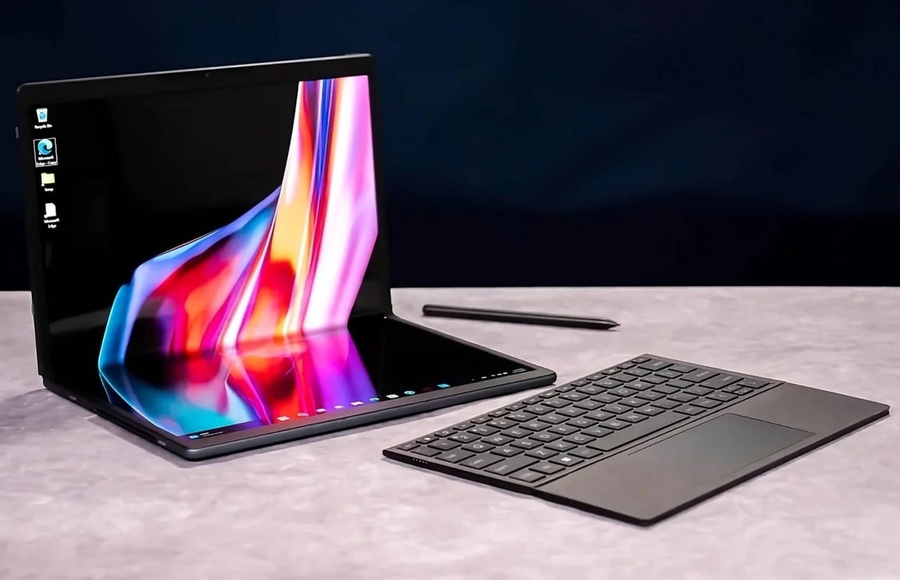 أرق وأصغر كمبيوتر محمول HP Spectre Fold قابل للطي بحجم 17 بوصة يظهر لأول مرة عالميًا