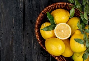 هل تحب الليمون؟ احذر من هذه الأطعمة التي قد تضر بصحتك إذا تناولتها معه