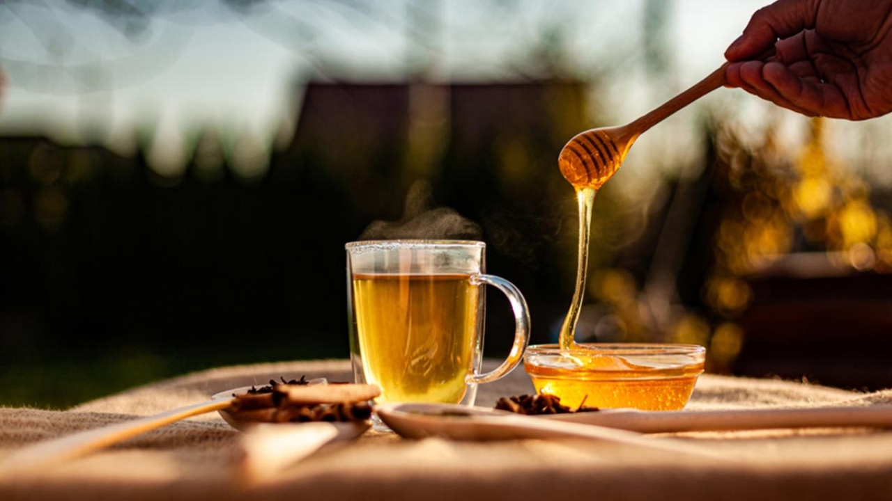 ابدأ يومك بشرب العسل مع الماء الدافئ لهذه الأسباب