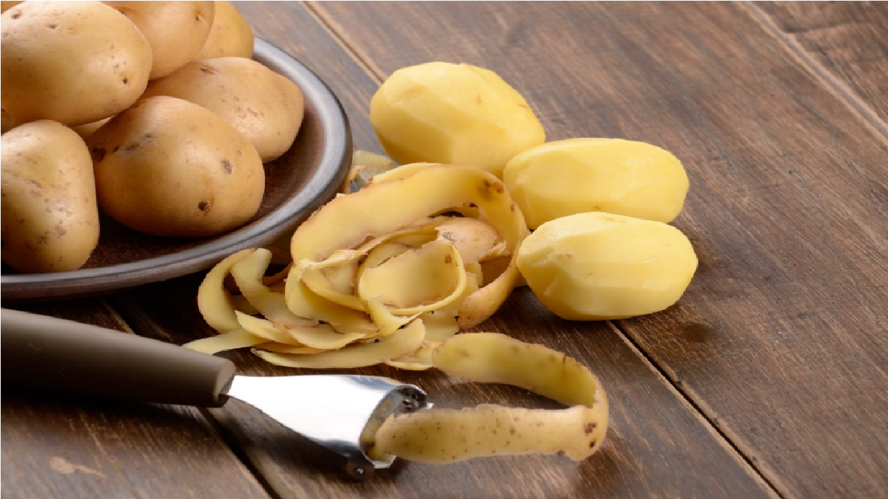 جمال بلا حدود: قشر البطاطس السر الطبيعي لبشرة صحية وجذابة بدون تكاليف