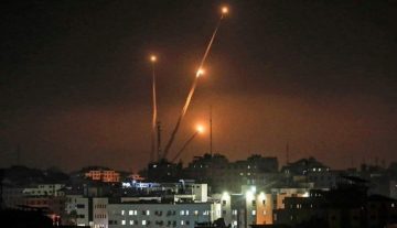 حماس ترد على الغارات الإسرائيلية المستمرة على غزة برشقة صاروخية على تل أبيب