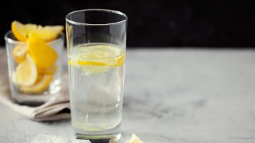 ماذا يحدث لجسمك إذا شربت الليمون مع الماء كل يوم؟