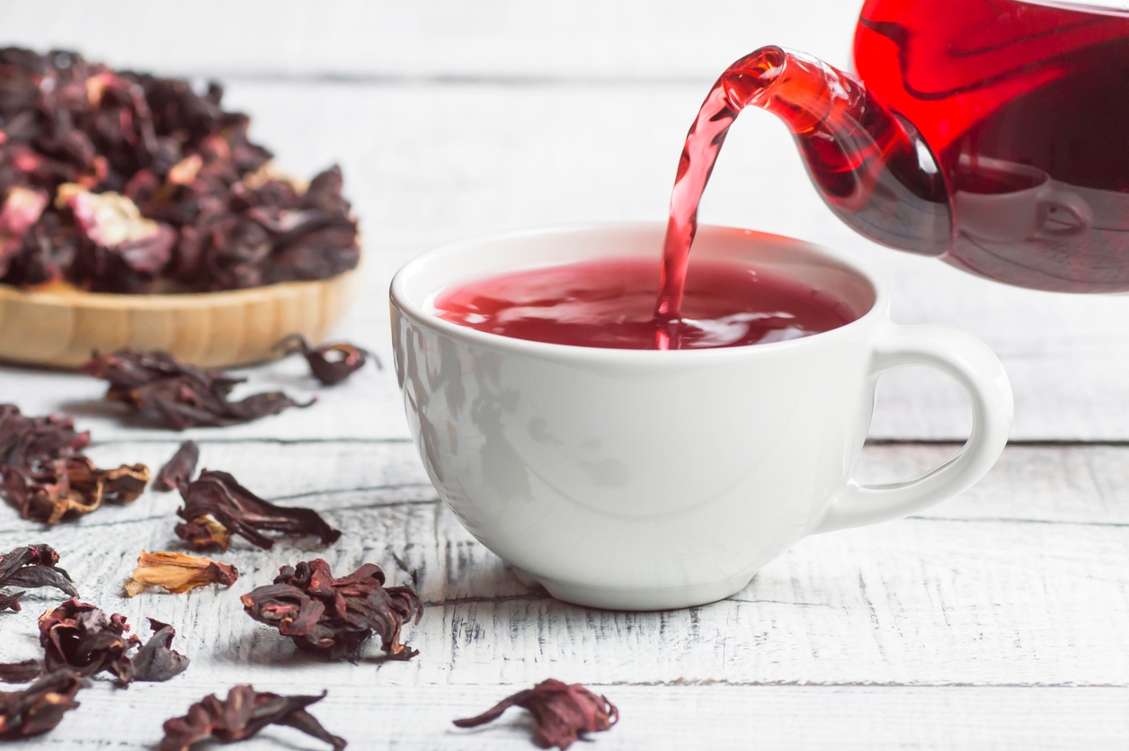 شاي الكركديه: الفوائد وطريقة التحضير والآثار الجانبية