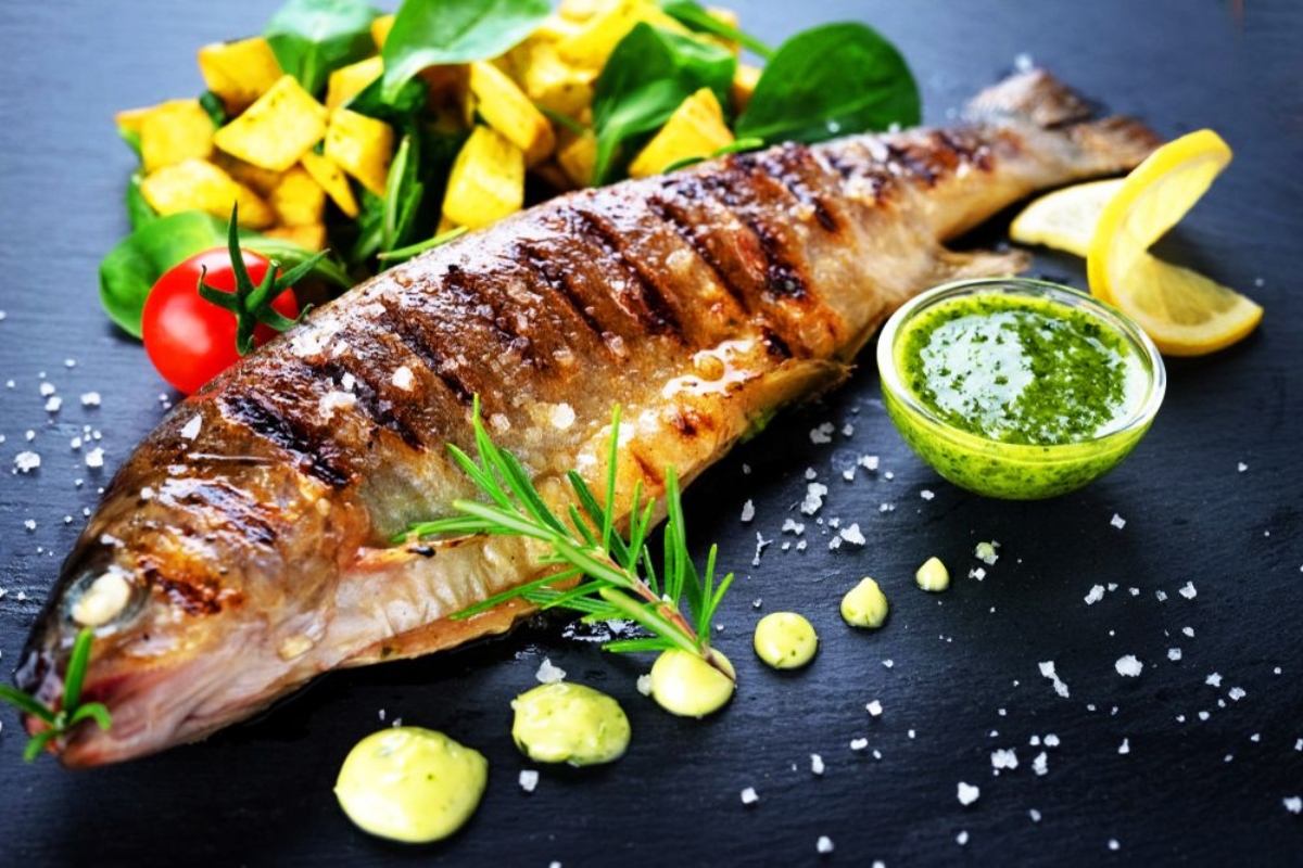 سمك هامور بصوص الليمون والزعفران.. وصفةً سهلة التحضير ووجبةٍ صحية ولذيذة