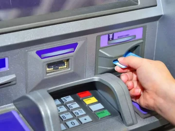 تعرف على رسوم السحب من ماكينات ATM في جميع البنوك